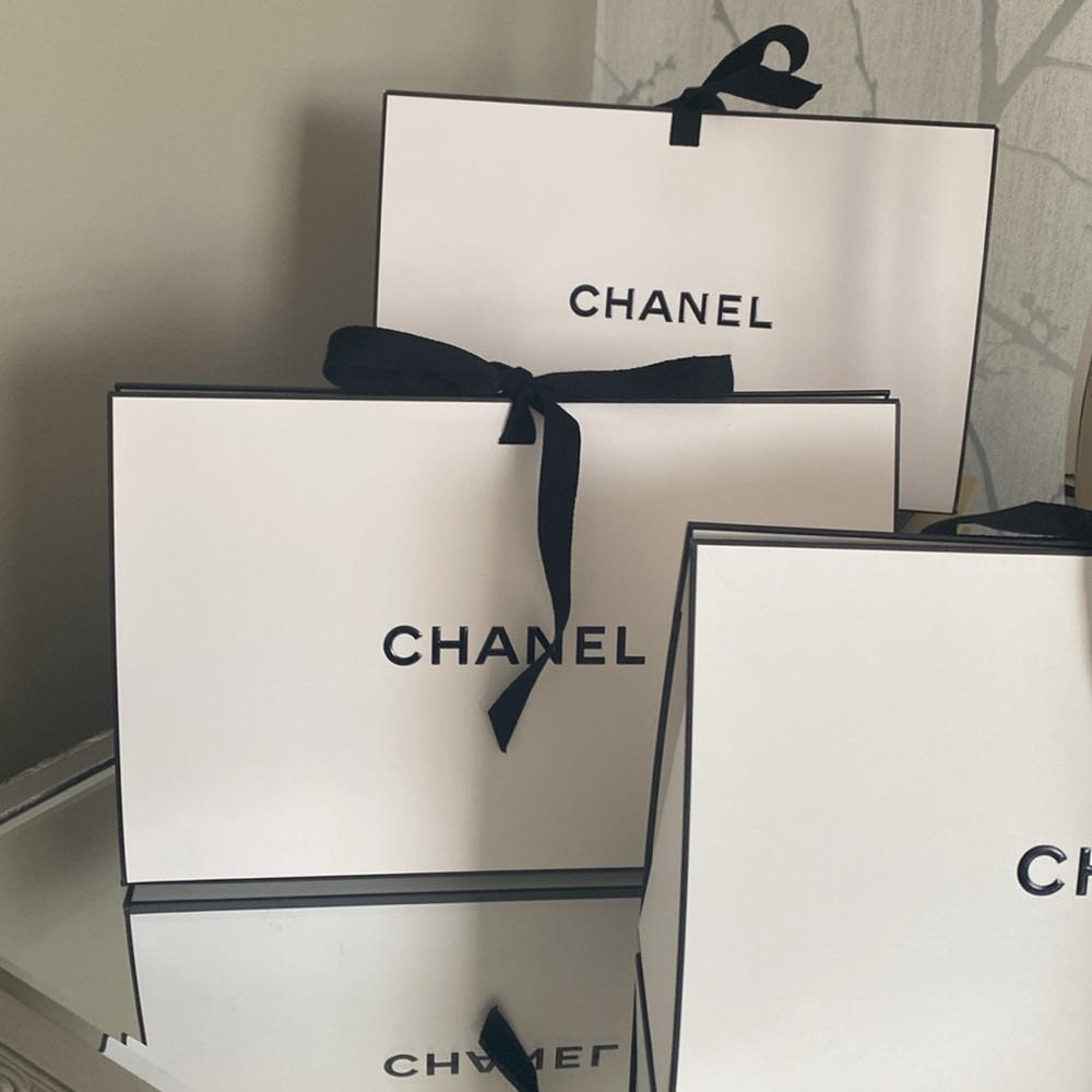 Chanel Envelope Box - Picture 3 of 3